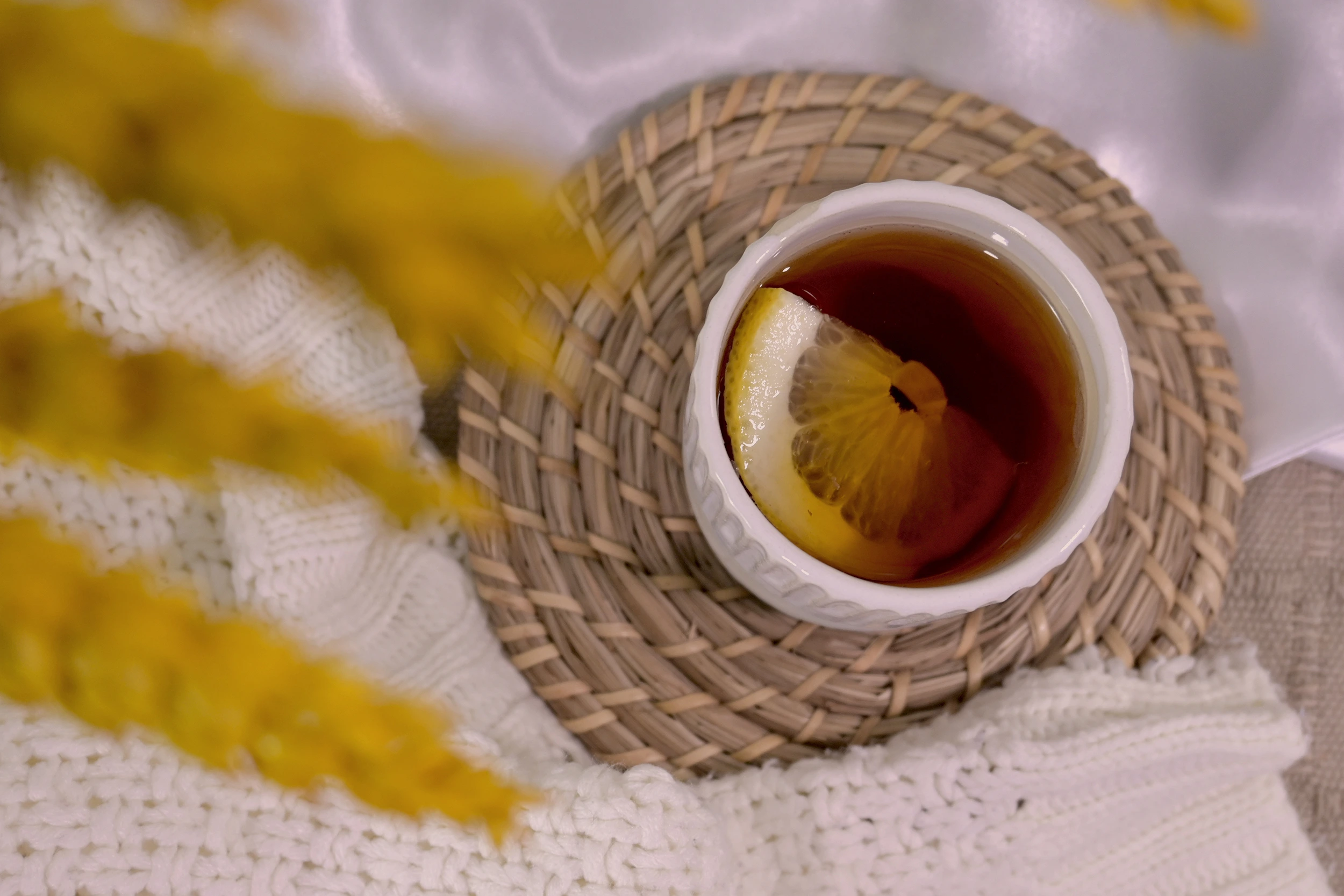vaso de café o té de gres o caolín hecha a mano, producto cerámica artesanía