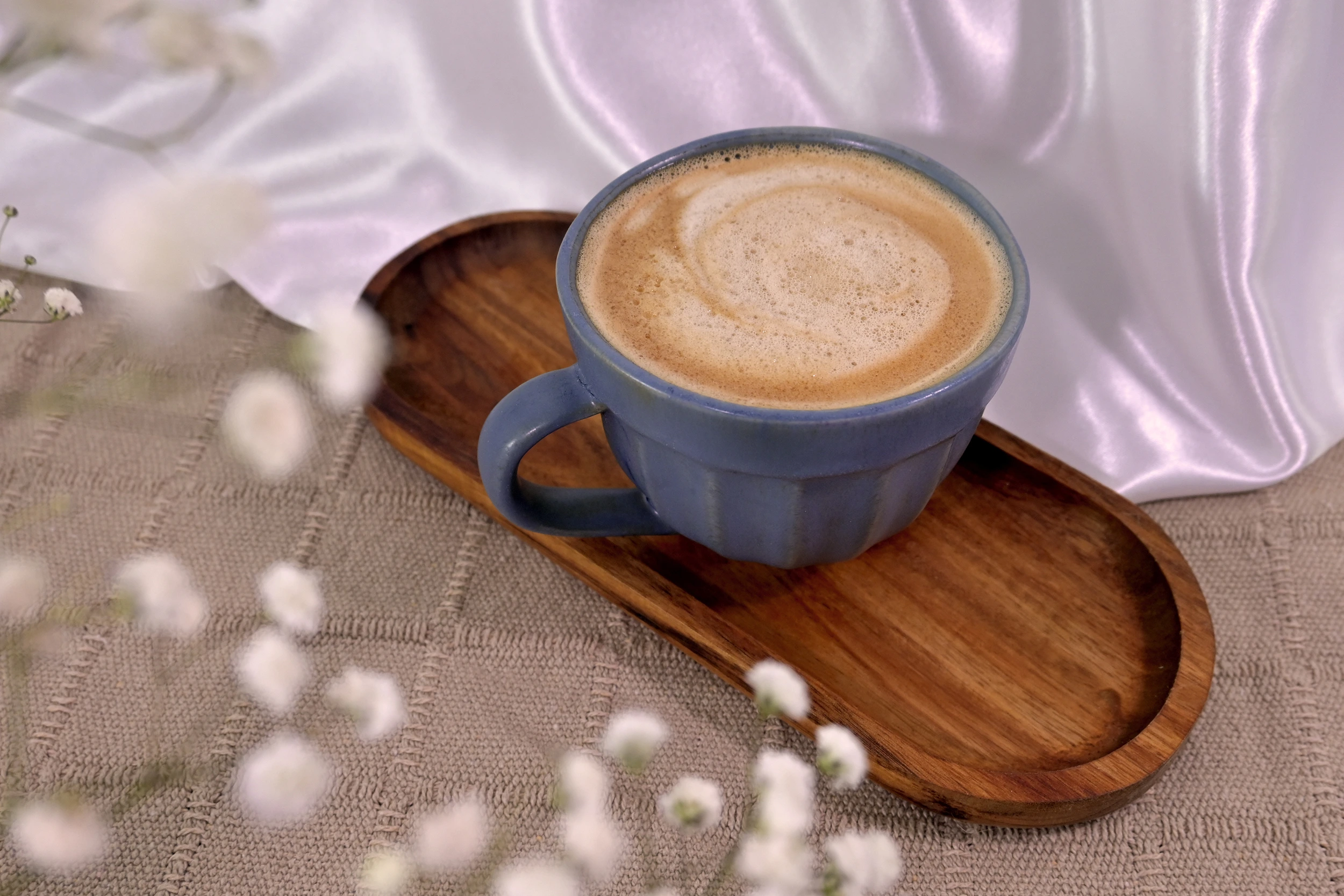 Vaso de café o té de gres o arcilla, producto artesanía cerámica