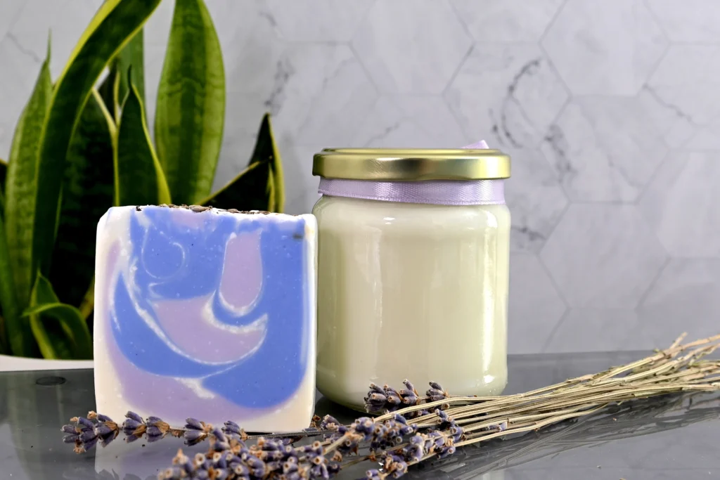 Fotografía de vela artesana con jabón para cerería en artesanía hecha a mano con esencias. Producto.