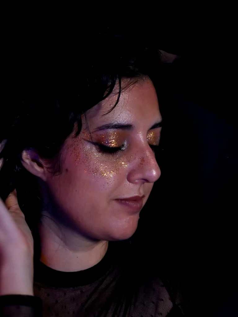 Abilleira Photography Modelo Glitter Macro Cosmética Foto Maquillaje Imagen Destellos Retrato Ojos Fotógrafa UGC Beauty