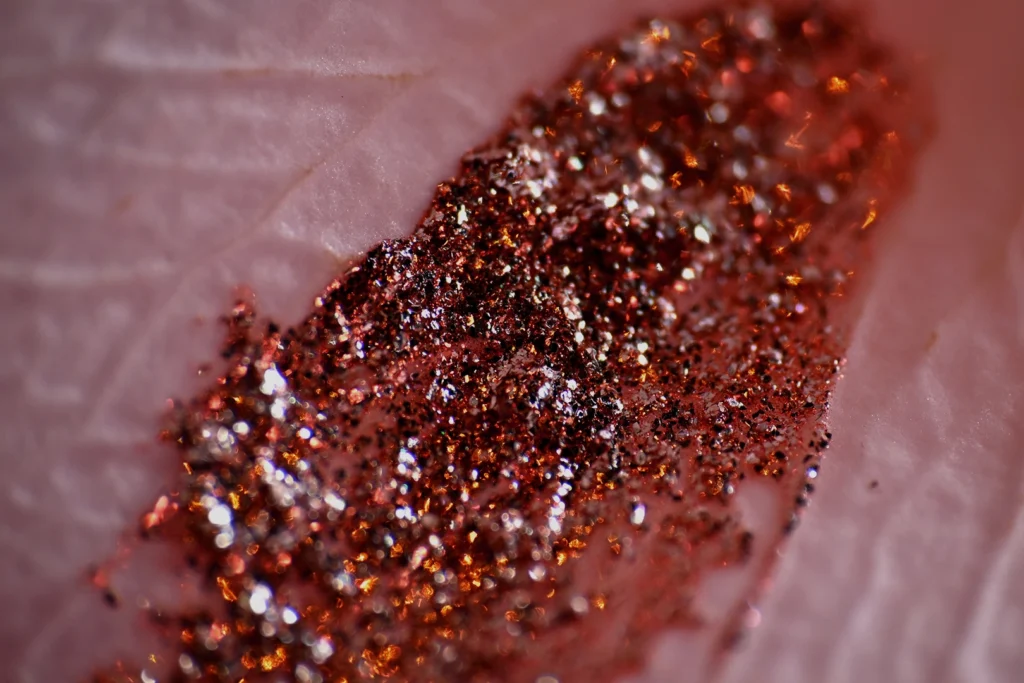 Abilleira Photography Prop pétalos de flores Shimmer luz imágen fotógrafa UGC Beauty Cosmética Maquillaje Sombras Ojos Macro Textura