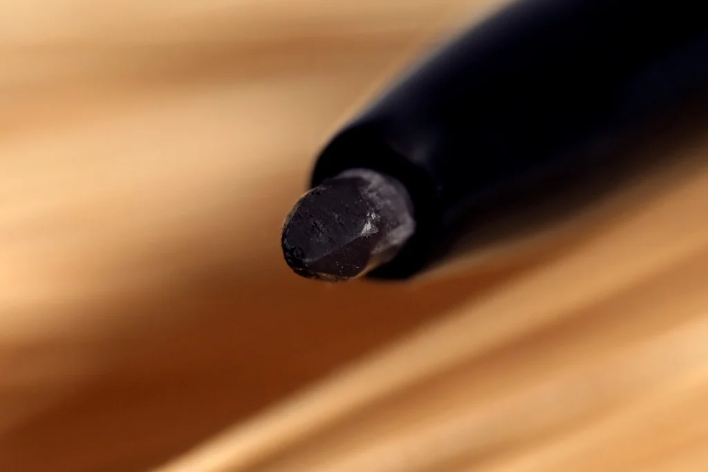 Abilleira Photography Cosmética Maquillaje Lápiz Ojos Macro Eyeliner Foto Imagen Fotógrafa Estudio Web Abilleira Photography Cosmética Maquillaje Lápiz Ojos Macro Eyeliner Foto Imagen Fotógrafa Estudio Web Lujo Ciencia Laboratorio